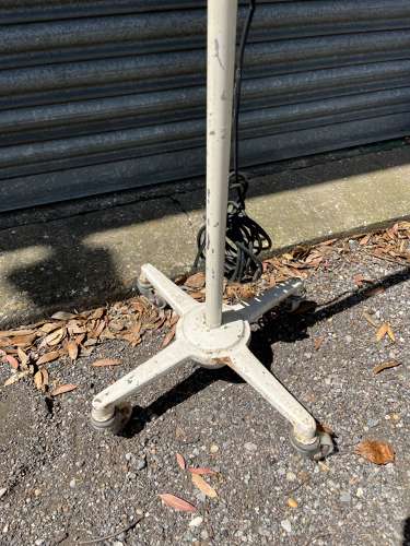 Light On Castors